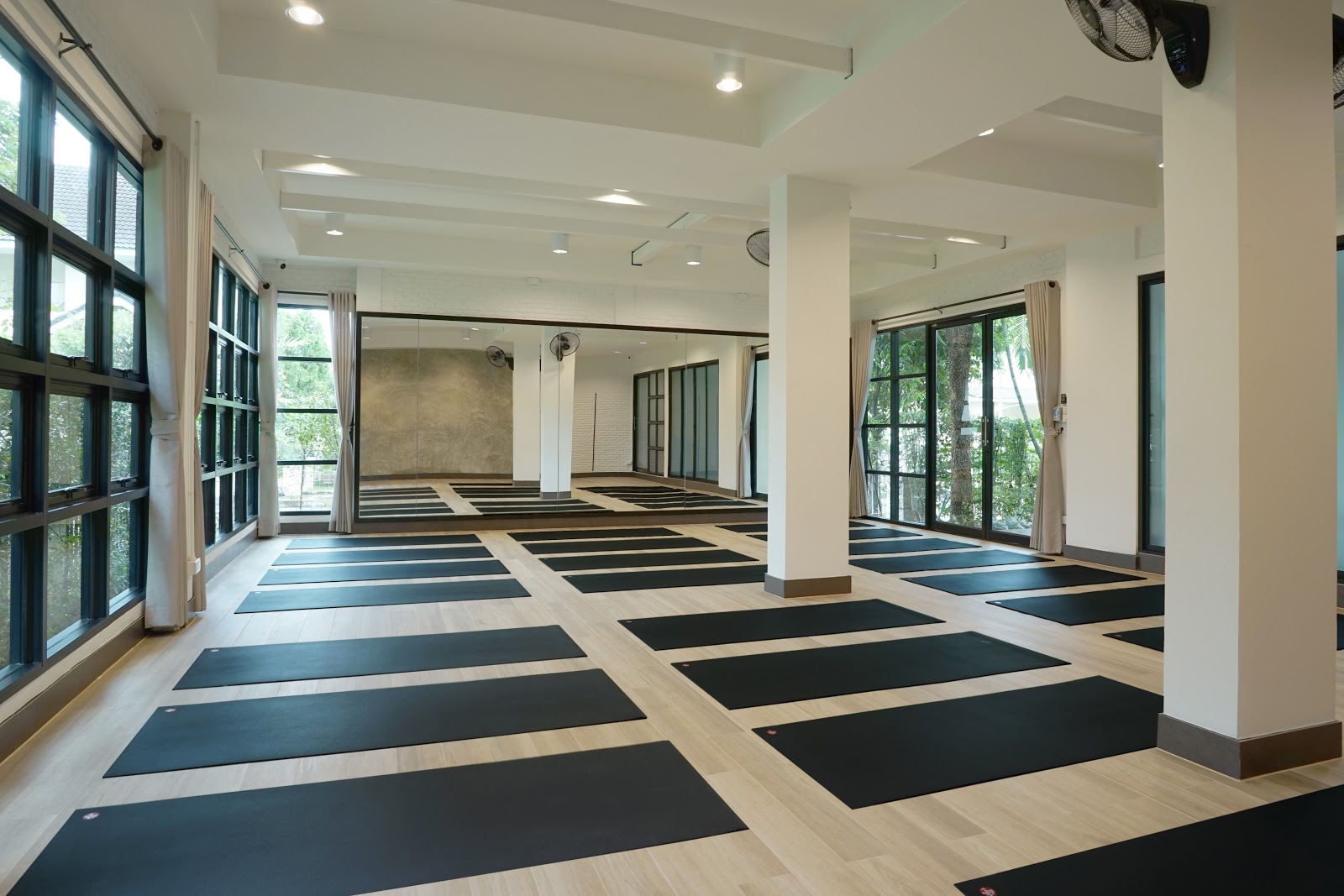 ReNEW STUDIO : lifestyle yoga photo 2